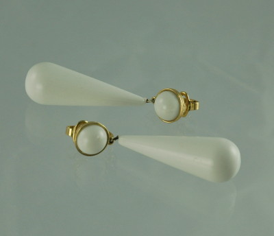 Sassy Trifari White Dangle Clip Earrings