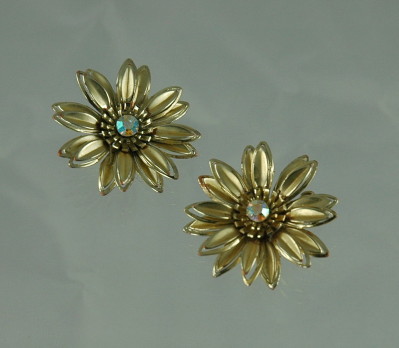 Fantastic Vintage Gold Tone Flower Clip-on Earrings