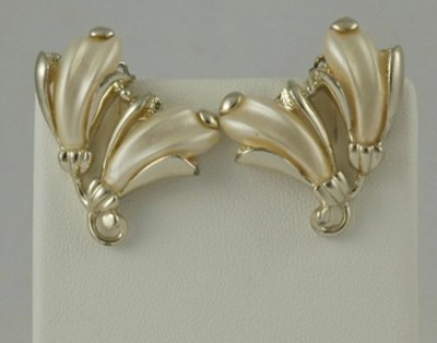 Noteworthy Pair of Vintage Gold Tone and Faux Pearl Clip Earrings