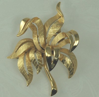 Lovely CROWN TRIFARI Gold- tone Foliate Brooch