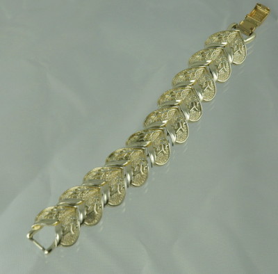 Striking Vintage CORO PEGASUS Gold Tone Bracelet