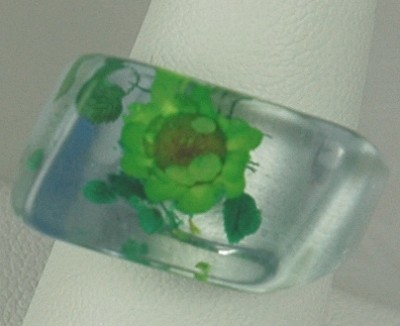 Mod Mid Century Floral Under Lucite Ring~  Size 7