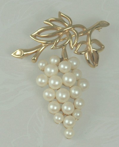 Lovely TRIFARI Articulating Dangling Grapes Brooch