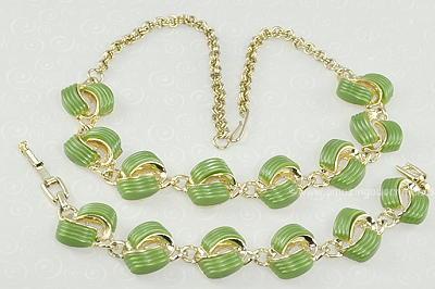 Vintage Mid- Twentieth Century Kelly Green Thermoplastic Necklace and Bracelet Set
