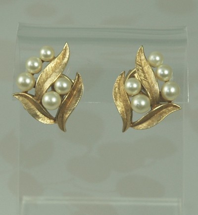 Details about   Vintage Trifari clip on Earrings w/faux pearls 
