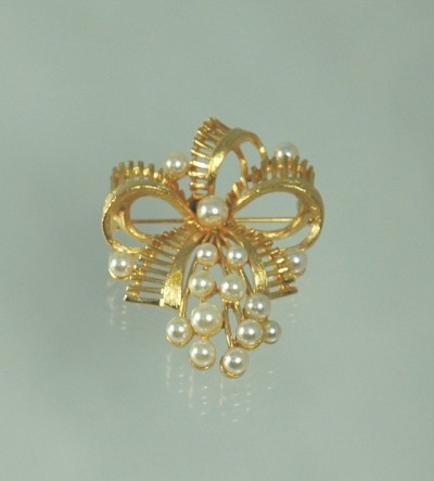 Distinctive Gold Tone and Simulated Pearl Bow Brooch from LISNER
