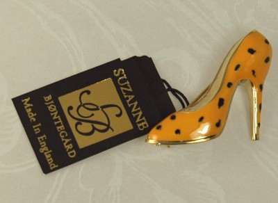 Hip High Heeled Shoe Pin with Original Tags and Box Signed SUZANNE BJONTEGARD