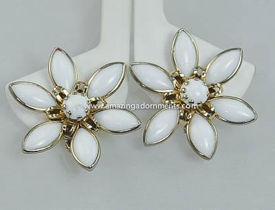 Cheery Vintage Unsigned White Daisy Flower Earrings