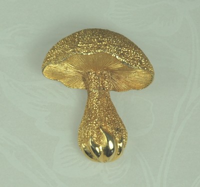 Detailed Vintage Gold- tone Mushroom Pin