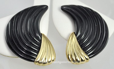 Mod Ribbed Black Plastic Swirl Earrings Signed CROWN TRIFARI