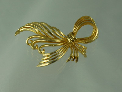 Remarkable Gold Tone Bow Brooch from LISNER