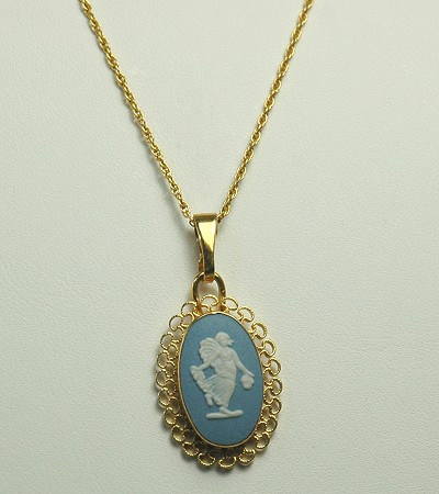 VAN DELL WEDGWOOD Gold- Filled Cameo Pendant Necklace