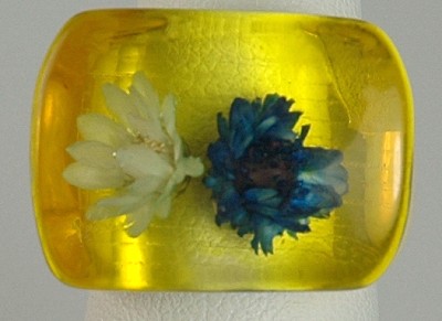 Funky Vintage Yellow Lucite Ring with Embedded Flowers ~ Size 6