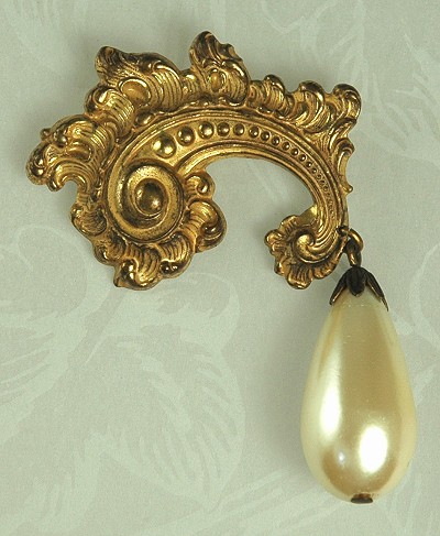 Well-designed and Elegant Brooch Signed MIRIAM HASKELL